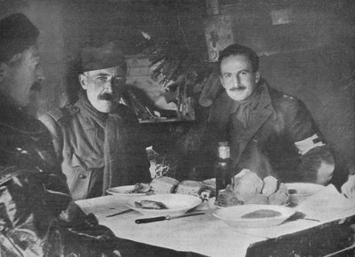 Røde Kors-offiserer til middag i en utgraving, 1914 av Unbekannt