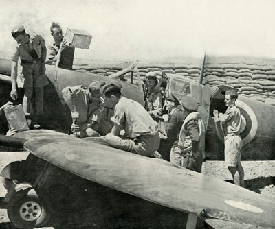 Påfylling av drivstoff og omvæpning av Spitfire-jagerfly, Malta, andre verdenskrig, 1942 1944. av Unbekannt