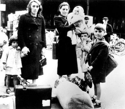 Flyktninger med sine eiendeler, tysk-okkuperte Paris, juli 1940 av Unbekannt