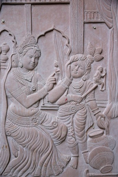 Relieff som viser hinduguden Krishna med stemoren Yashodha. India av Unbekannt
