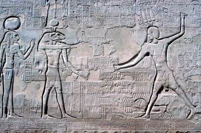 Relieff av farao før Kum og Sekhmet, Khnum-tempelet, ptolemaiske og romerske perioder av Unbekannt