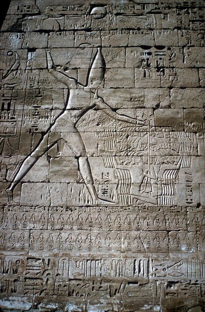 Relieff av Ramses III som slår fiender, Ramses IIIs liktempel, Medinet Habu, c1200 f.Kr. av Unbekannt