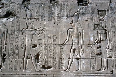 Relieff av farao før Horus, Horus tempel, Edfu, Egypt, ptolemaisk periode, c251 f.Kr.-c.246 f.Kr. av Unbekannt