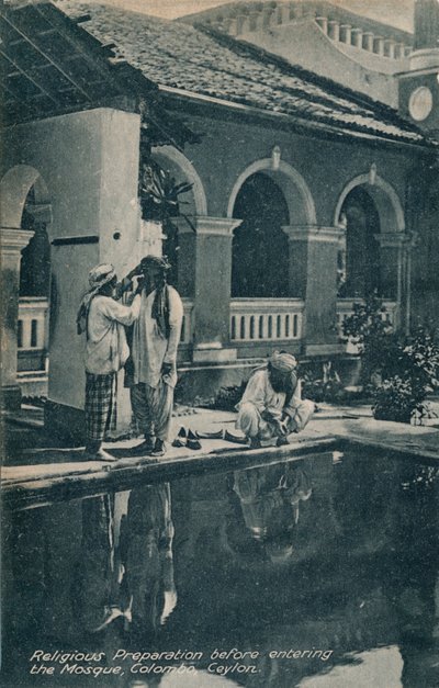 Religiøs forberedelse før du går inn i moskeen, Colombo, Ceylon, c1910. av Unbekannt