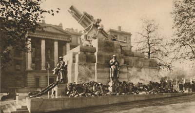 Representasjon i stein av en 9-tommers haubits som forårsaket stor kontrovers, c1935. av Unbekannt