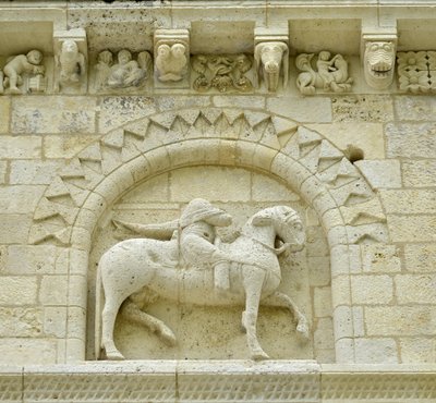 Romansk kunst: detalj av fasaden som viser Hugues de Surgeres og Geoffroy de Vendome eller keiser Konstantin I den store hvis fot av hesten ville tråkke Heresie og Kristus triumferende over ondskap og død, Notre Dame (Notre-Dame) de Surgeres (17700) av Unbekannt