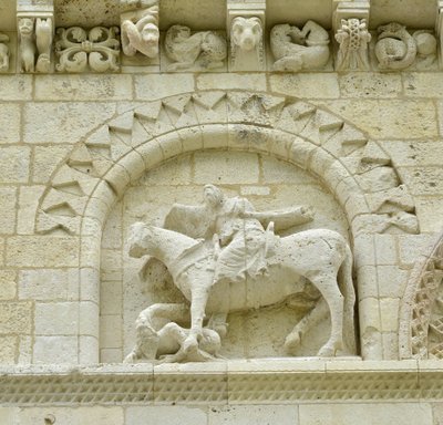 Romansk kunst: detalj av fasaden som viser Hugues de Surgeres og Geoffroy de Vendome eller keiser Konstantin I den store hvis fot av hesten ville tråkke Heresie og Kristus triumferende over ondskap og død, Notre Dame (Notre-Dame) de Surgeres (17700) av Unbekannt