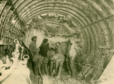 Roterende kutter på jobb i det utvidede røret til City og South London Railway Line, c1930. av Unbekannt