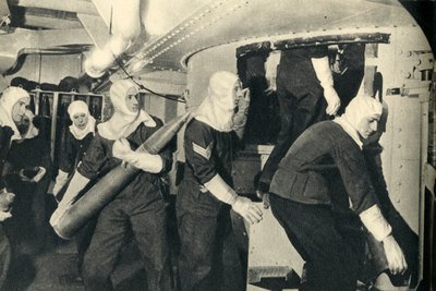 Royal Marines håndterer ammunisjon om bord på HMS Illustrious, andre verdenskrig, c1939-c1943 1944. av Unbekannt