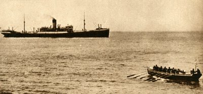 Royal marinekutter i ferd med å undersøke et skips papirer, første verdenskrig, 1914-1918, 1933. av Unbekannt