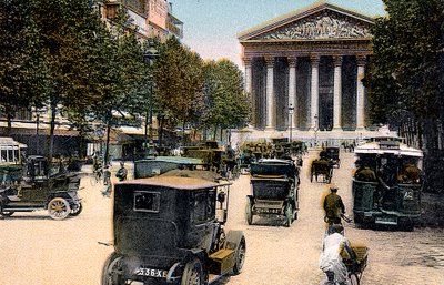 Rue Royale and the Madeleine, Paris, med biler og en motorbuss på gaten, c1900 av Unbekannt