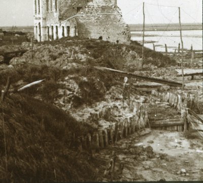 Ødelagt bygning og skyttergraver langs kysten, c1914-c1918 av Unbekannt