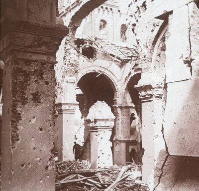 Ødelagt kirke, Albert, Nord-Frankrike, c1914-c1918 av Unbekannt