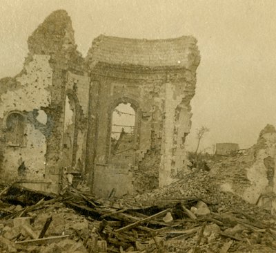 Ødelagt kirke, Combles, Nord-Frankrike, c1914-c1918 av Unbekannt