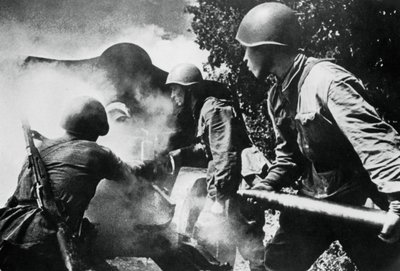 Russisk artilleri i aksjon, østfronten, 1943 av Unbekannt