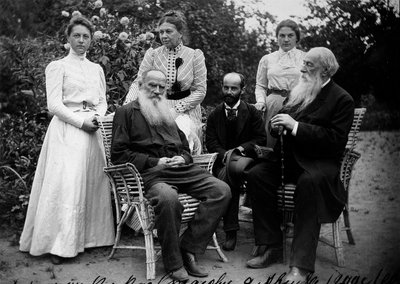 Den russiske forfatteren Leo Tolstoj med besøkende, Yasnaya Polyana, Russland, slutten av 1800- eller begynnelsen av 1900-tallet av Unbekannt