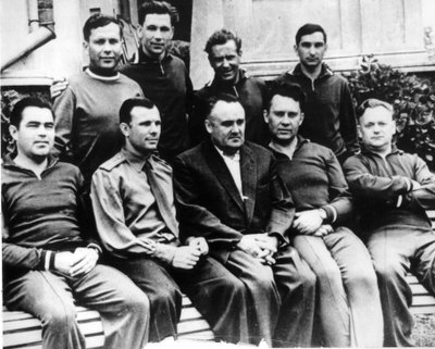 Russisk rakettingeniør Sergey Korolyov med kosmonauter, Krim, USSR, c1960 av Unbekannt