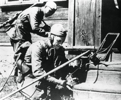 Russiske soldater med minedetektorer som rydder et booby-fanget hus, østfronten, 1944 av Unbekannt