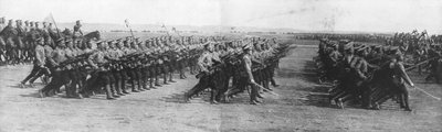 Russiske tropper paraderer under den franske presidenten Raymond Poincares besøk i Russland 22. juli 1914. av Unbekannt