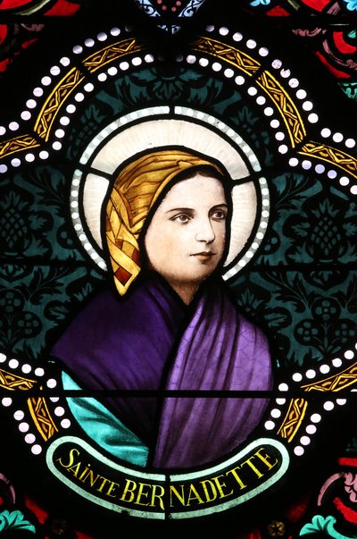 Hellig hjerte kirke. Glassmaleri vindu. Ste Bernadette Soubirous er kjent for Maria-opptredenene, 20160604, Moulins, Frankrike av Unbekannt