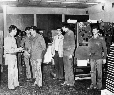 Saddam Hussein besøker en statlig papirpresse, Bagdad, Irak, 1986 av Unbekannt