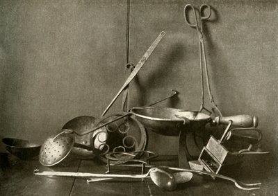 Sadiron, tang, skimmer, gaffel, understell og kobberhakkefat, 1700-tallet, 1937. av Unbekannt