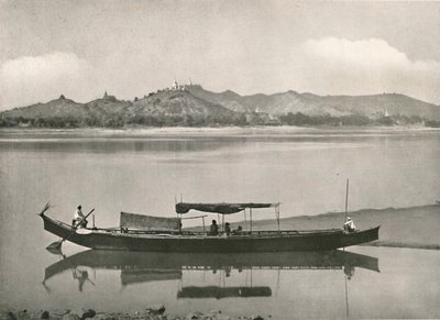Sagaing, på Irrawaddy - hver bakketopp kronet med en pagode, 1900. av Unbekannt