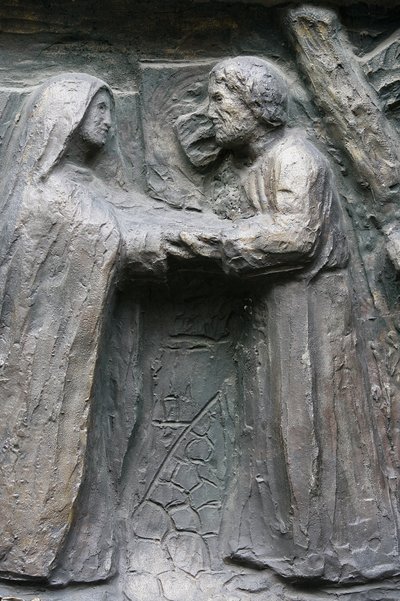 Saint-Pierre de Montmartre kirke: Notre Dame dørskulptur: Jesus møter sin mor på Via Dolorosa, Paris, Frankrike av Unbekannt