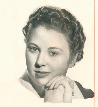 Sier Lady Betty Bourke til vennene sine: Anyone Who Is A Good Mixer Knows The Value of Booths Gun i av Unbekannt