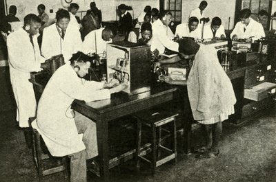 Scener in a Native College - Studenter i fysikklaboratoriet, c1948. av Unbekannt