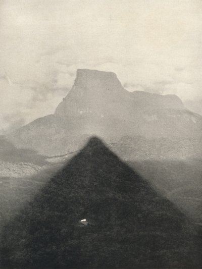 Shadow of Adamspike ved soloppgang, 1926 av Unbekannt