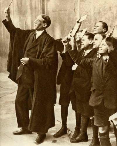 Skolegutter og lærer observerer en solformørkelse, Storbritannia, 1921, 1935. av Unbekannt