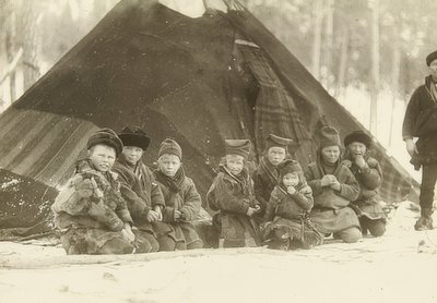 Sverige. Lapplandsbarn foran telt. Rundt 1900 av Unbekannt