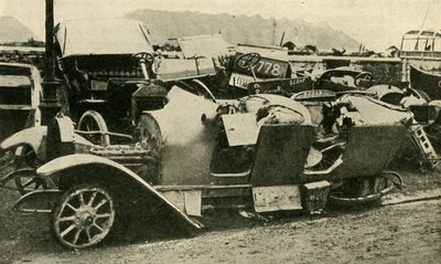 Utrangert! Ødelagte biler tatt til fange fra tyskerne..., første verdenskrig, 1914, c1920. av Unbekannt