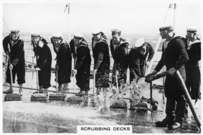 Skrubber dekket om bord på HMS Nelson, 1937 av Unbekannt