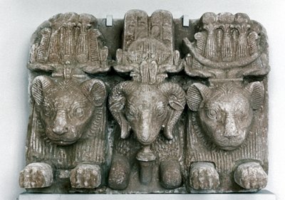 Skulptur av tre dyrehoder av Unbekannt