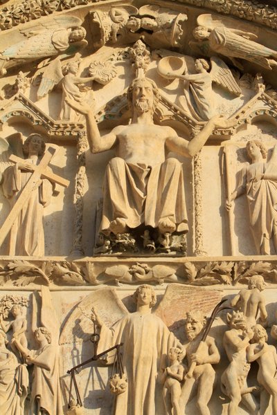 Skulptur av Kristus sittende på en trone. Den siste dommen. Tympanum til den vestlige sentrale portalen. Stefansdomen. av Unbekannt