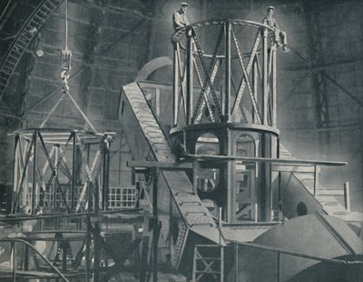 Seksjon for seksjon monterer det enorme stålrammeverket til Hookers-sylinderen, c1935 av Unbekannt