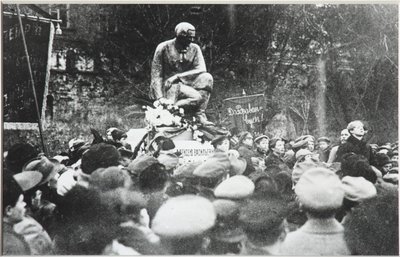 Sergei Yesenin ved innvielsen av Koltsov Razin-monumentet, 1918 av Unbekannt