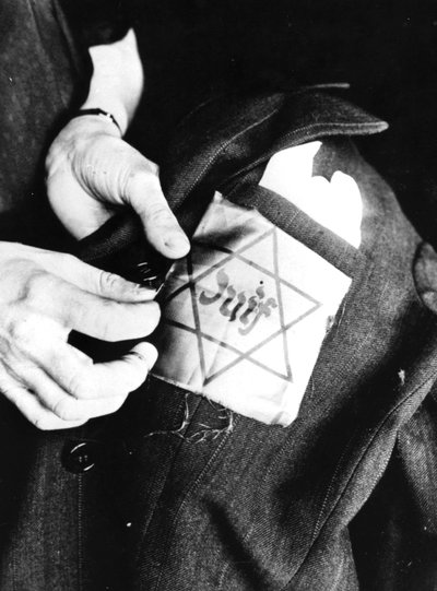 Sy den gule stjernen som identifiserer en jøde på en jakke, tysk-okkuperte Paris, 1942 av Unbekannt