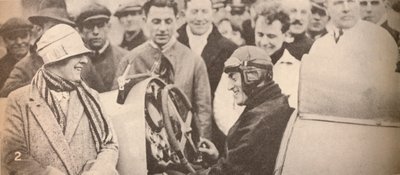 Viser kjøremekanismen til interesserte tilskuere, c1927, 1935 av Unbekannt