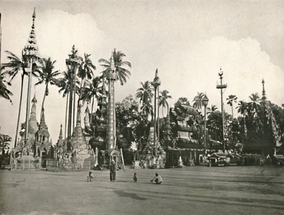 Helligdommer ved Shwedagon-pagoden, Yangon, 1900. av Unbekannt