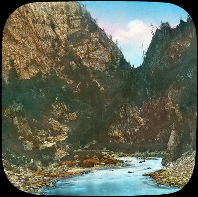 Sindh-elven, passerer fjellknausene nedenfor Sonamarg, Kashmir, India, sent på 1800- eller begynnelsen av 1900-tallet av Unbekannt