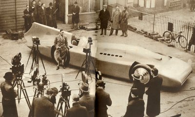Sir Malcolm Campbells budde på en ny plate, 1935. av Unbekannt