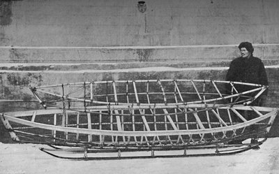 Skjeletter eller kajakk for enmannsbambus og dobbelkajakk, liggende på en håndslede, 1894, 1897 av Unbekannt