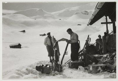 Skiløpere utenfor en hytte, ca 1930 av Unbekannt
