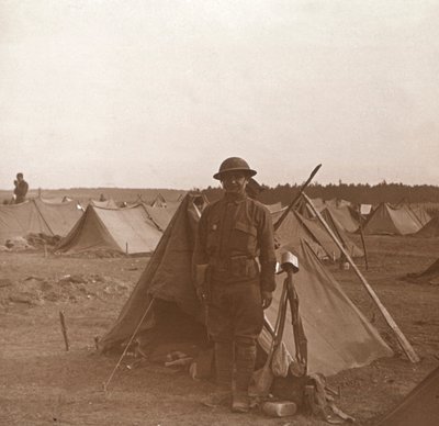 Soldat stående ved telt, amerikansk leir, Melette, Frankrike, c1914-c1918. av Unbekannt