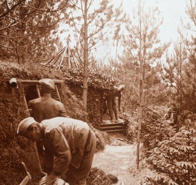 Soldater i jorddekte tilfluktsrom, Genicourt, Nord-Frankrike, c1914-c1918 av Unbekannt