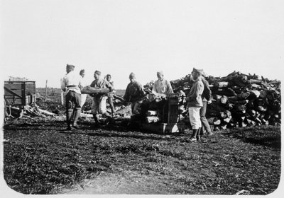 Soldater fra den franske fremmedlegionen stabler tømmerstokker, Syria, 1900-tallet av Unbekannt