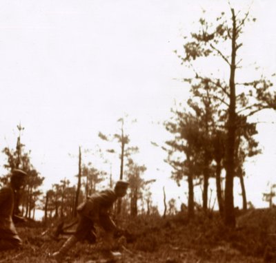 Soldater som løper på slagmarken, c1914-c1918 av Unbekannt